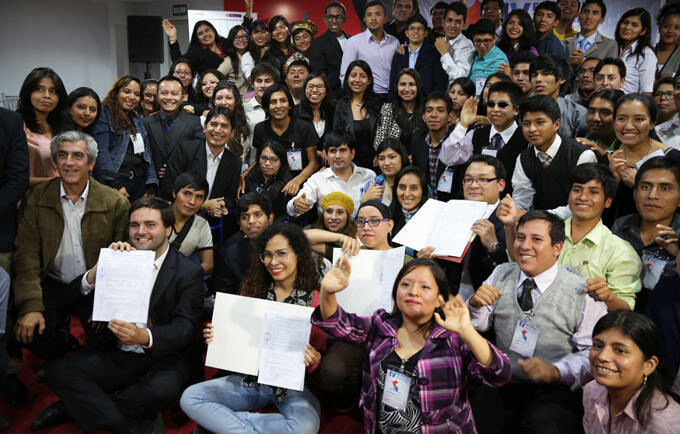 Representantes de PPK y Fuerza Popular posan junto a representantes juveniles luego de suscribir la Agenda Joven