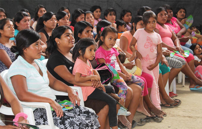 Mujeres atendiendo a charla sobre prevención de la violencia 