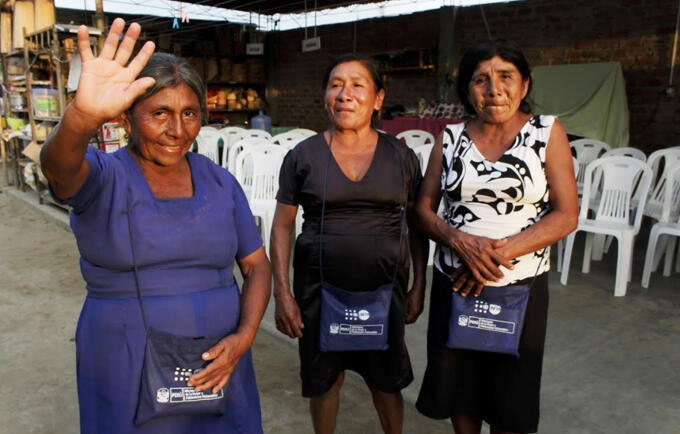 Mujeres damnificadas por las lluvias luego de recibir el kit de protección