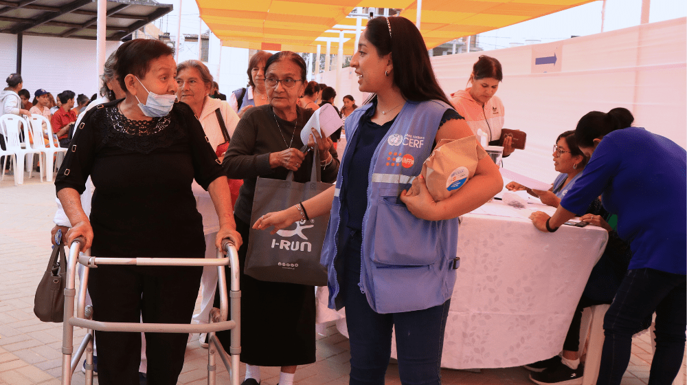 Entrega de kits de dignidad en Piura