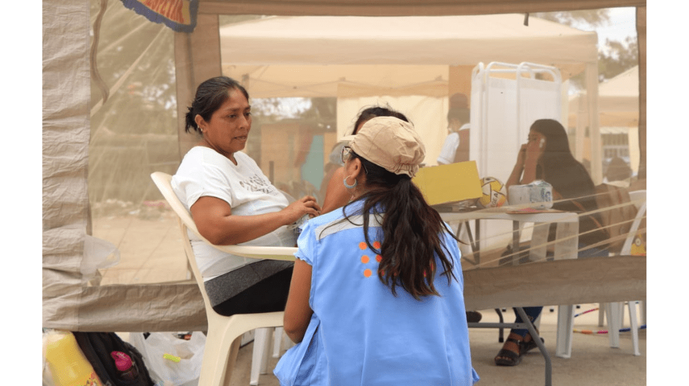 Brigadista del proyecto “Salvando Vidas” junto a Anahís Pardo