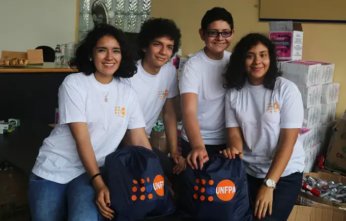 UNFPA y un equipo de voluntarios armaron 14,500 kits de higiene y protección para mujeres damnificadas por la emergencia en el norte del Perú